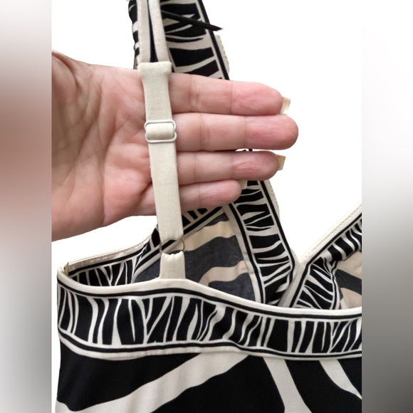 🔥🖤BCBG Maxazria size S black/off white top adjustable straps. Sexy & classy! - Picture 5 of 8